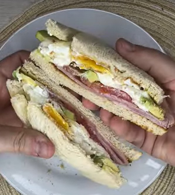 Italian Avocado and Egg Sandwich: A Quick & Delicious Treat!