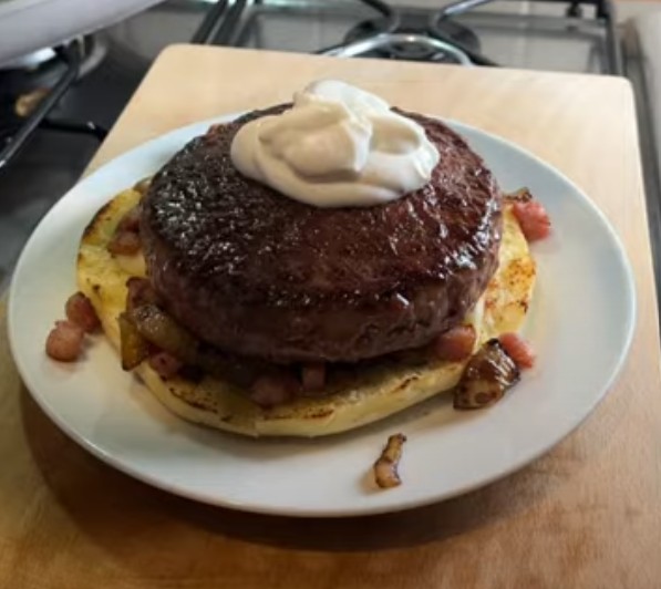 Making the Italian hamburger: cheese, bacon and onions (with homemade mayo).